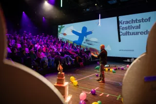 Krachtstof Festival cultuureducatie - spreker met publiek op tribune